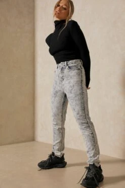 Straight Leg Bleach Jean